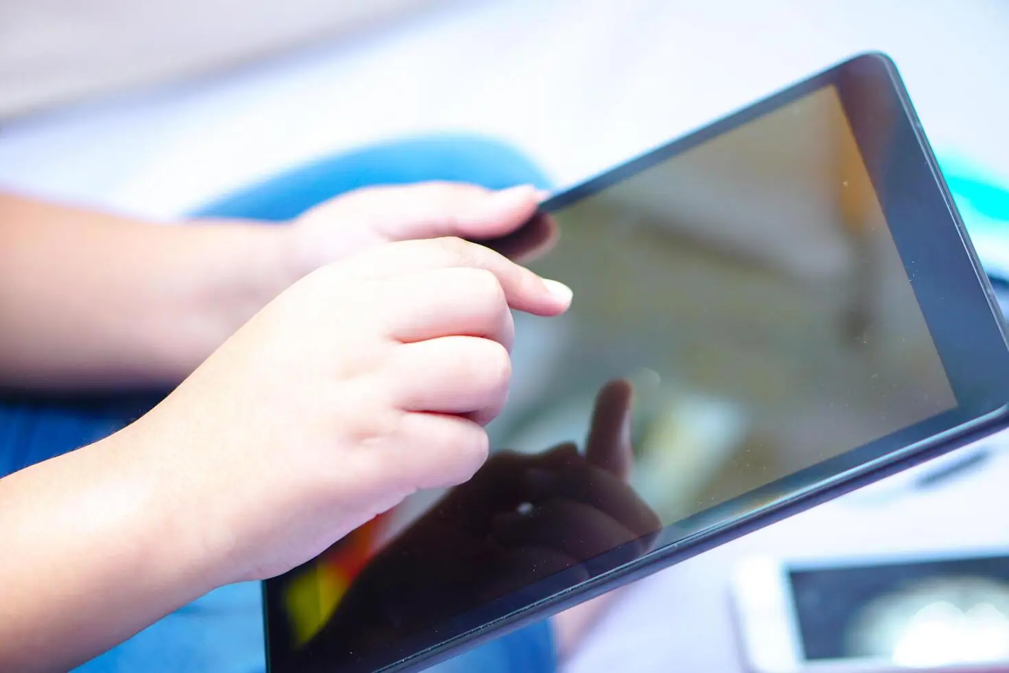 Pantallas y Niños: Cómo Proteger la Visión de los Más Peques en la Era Digital